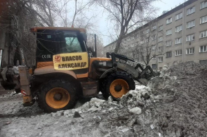 Мы уже успели расчистить более 30 снежных отвалов.
