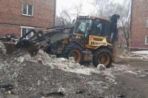 Уборка территории по просьбе жителей Дзержинки
